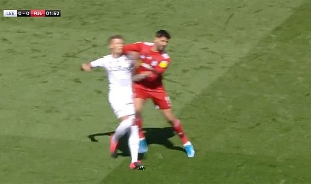 Митровићу прети суспензија: Због ударања лактом играча Лидса очекује га три меча неиграња